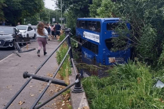 Aksident në Angli: 17 fëmijë të lënduar pasi autobusi dykatësh ra në lumë