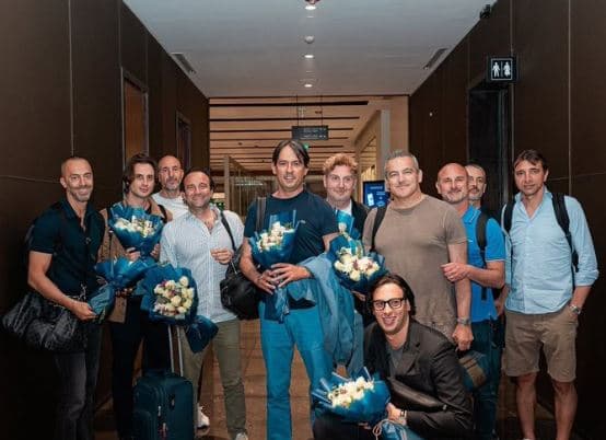 Inzaghi zbarkon në Arabi, pozon i qeshur me stafin e tij