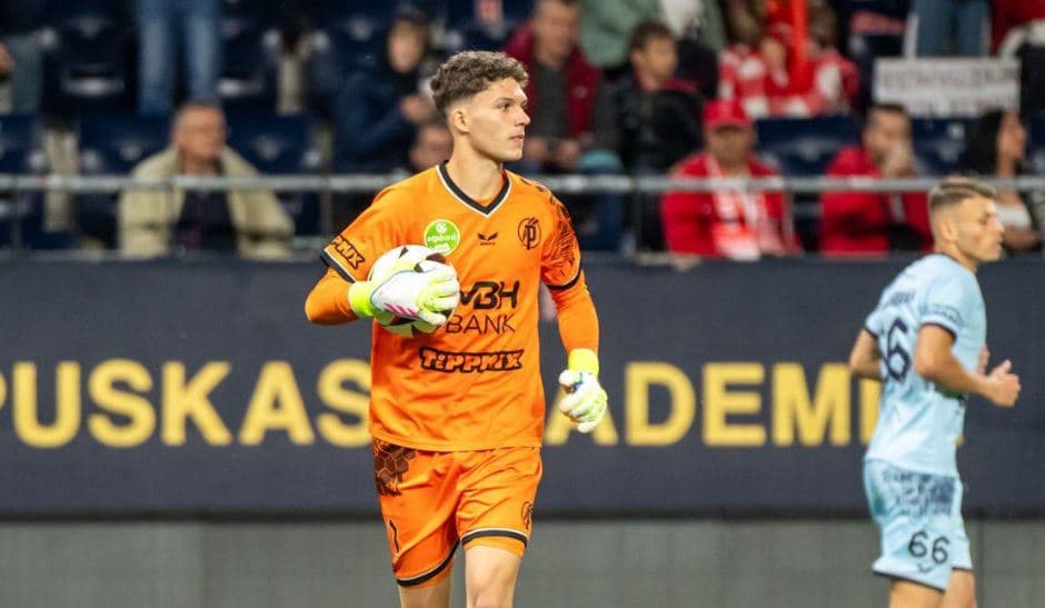 Liverpool firmos me portierin Armin Pecsi