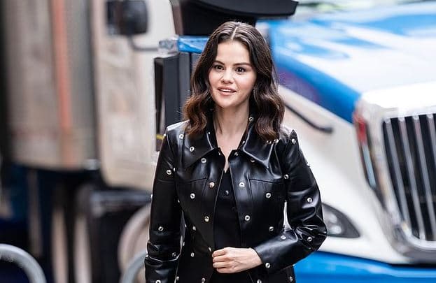 Selena Gomez shfaqet elegante në NYC për xhirimet e serialit kriminal “Only Murders”