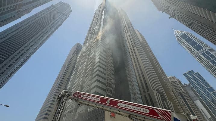 Zjarr në Marinën e Dubait, sigurohen më shumë se 3 mijë banorë - asnjë i lënduar