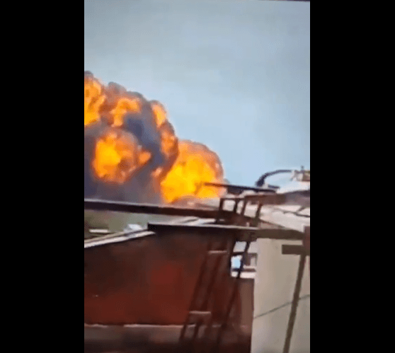 Dalin pamje nga rrëzimi i aeroplanit në Indi (VIDEO)