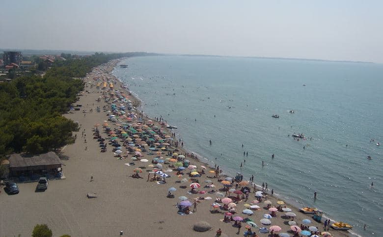 I nxehti i madh mbush me turistë plazhet shqiptare