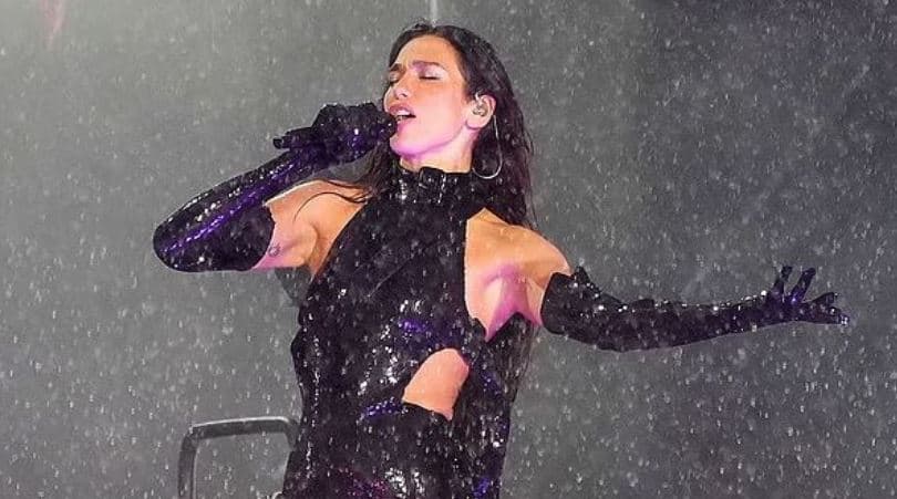 Gjatë performancës në shi të rrëmbyeshëm, Dua Lipa thotë se 'ndihet sikur po bën dush'