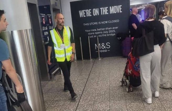 Ish-trajneri i Swanseas tani punëtor në aeroport