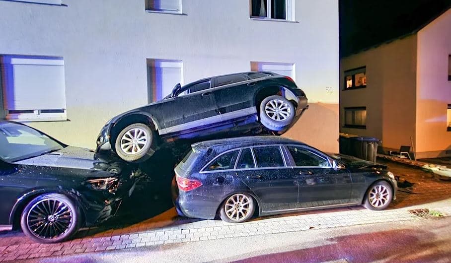 Shoferja ngatërroi pedalin e frenave me atë të gazit, Audia “fluturon” mbi veturat e tjera