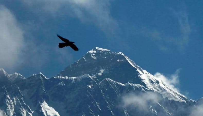 Kriza e Everestit: 'Luftohet' turizmi i pakontrolluar dhe ndryshimet klimatike në Himalaje