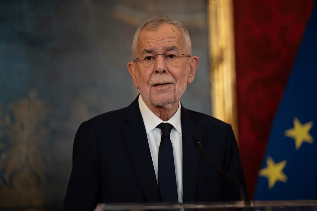 Presidenti austriak zemërthyer pas të shtënave në një shkollë të Grazit