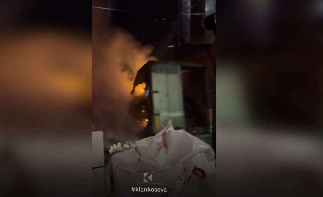 Digjet një kamion në Rrugën e Kombit, në afërsi të Kukësit (VIDEO)