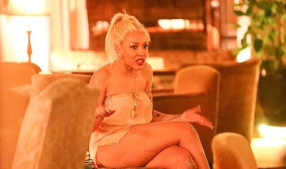 Doja Cat vë në pah linjat e zjarrta trupore