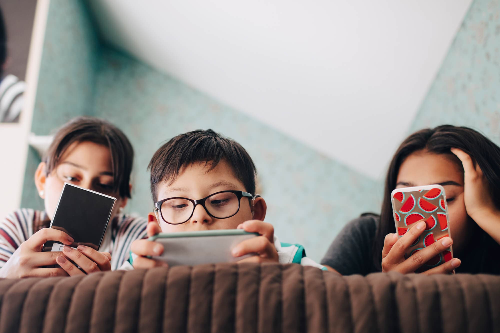 Telefoni në duart e fëmijëve, lodër moderne apo rrezik i heshtur?