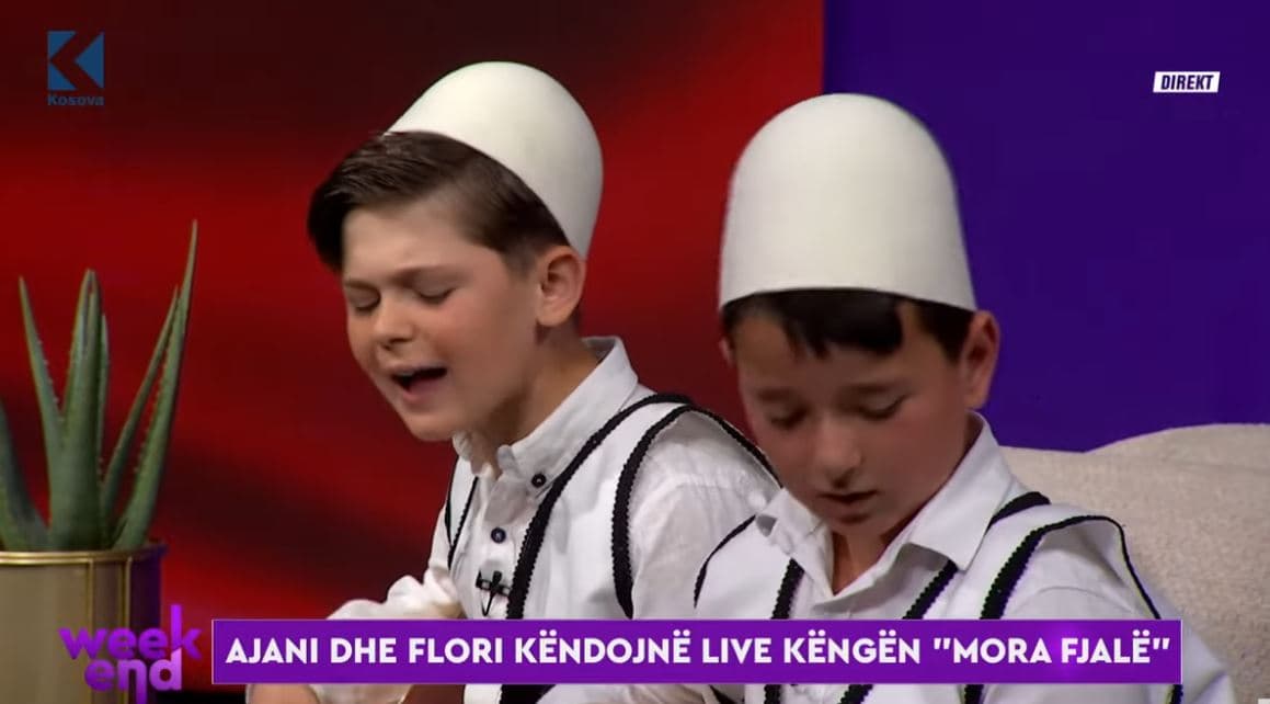 Vogëlushët ngjallin emocione të forta – këndojnë live “Mora fjalë” (VIDEO)