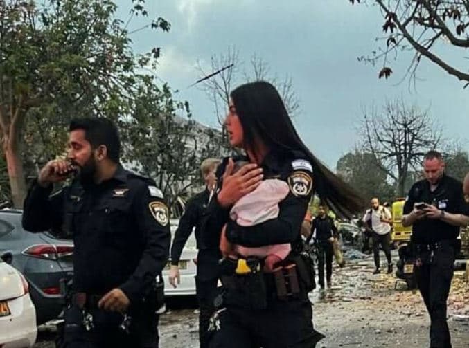 Vazhdojnë kërkimet për të bllokuarit nën rrënoja pas sulmit iranian në Izrael