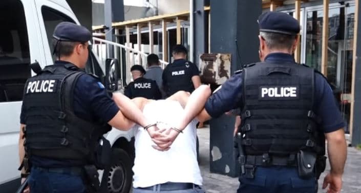 Sulmuan policët derisa po u shqiptonin gjobë, arrestohen dy burra në Pejë