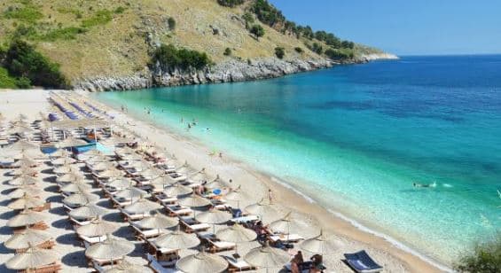 Cilat ushqime nuk duhet t’i konsumoni në plazh?