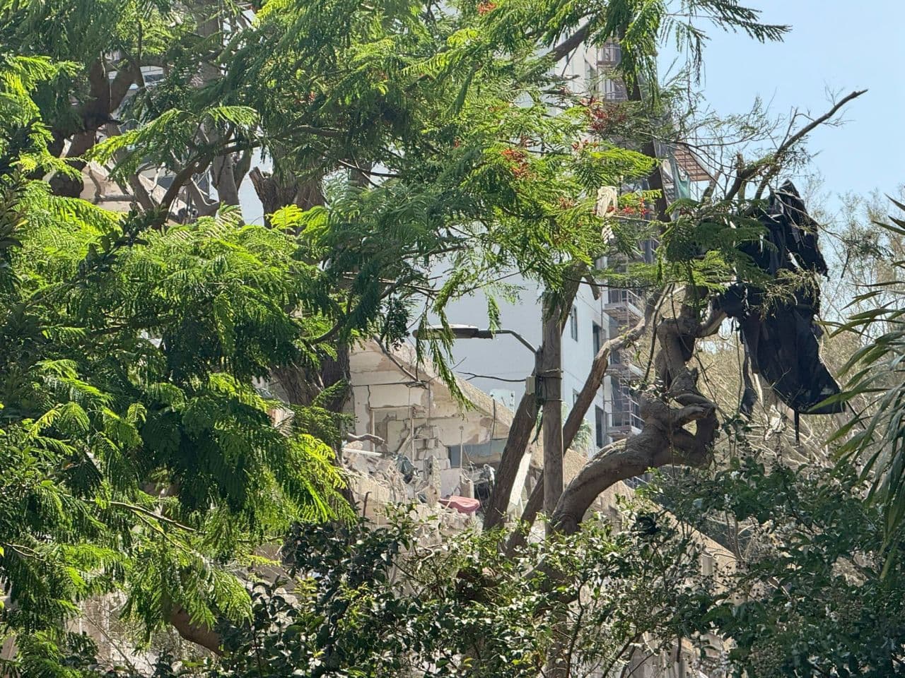 Raketa iraniane shkatërron një bllok apartamentesh në Tel Aviv
