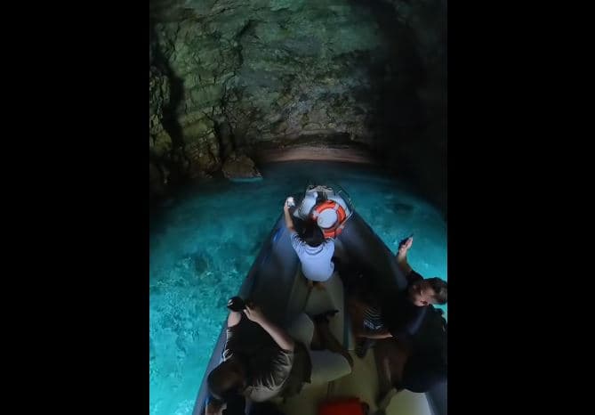 Rama ndan pamje mbresëlënëse të Gjireve të Karaburunit