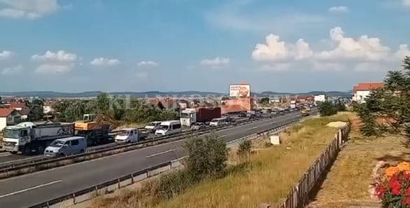 Kolona të gjata në Llapushnik, dyshohet për aksident (VIDEO)
