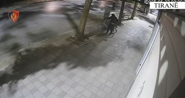 Vodhën biçikleta e skutera, prangosen dy burra në Tiranë