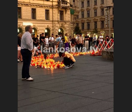 Ndizen qirinj në nderim të viktimave të tragjedisë në Graz (FOTO)