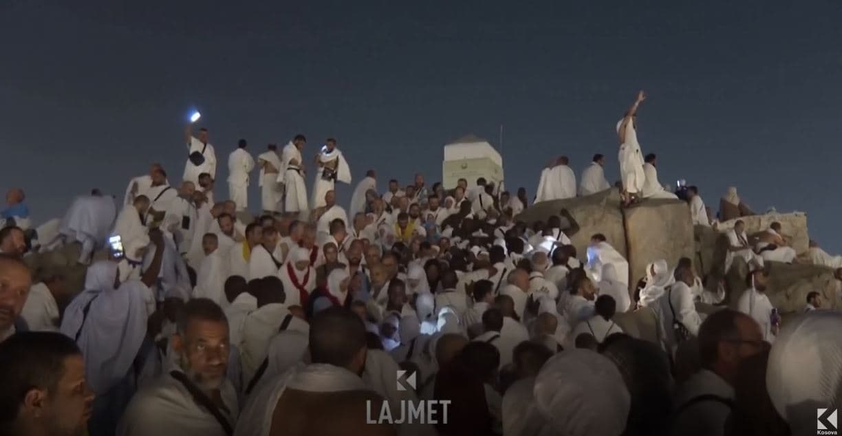 Dita e Arafatit: Haxhinjtë kryejnë obligimin kryesor (VIDEO)