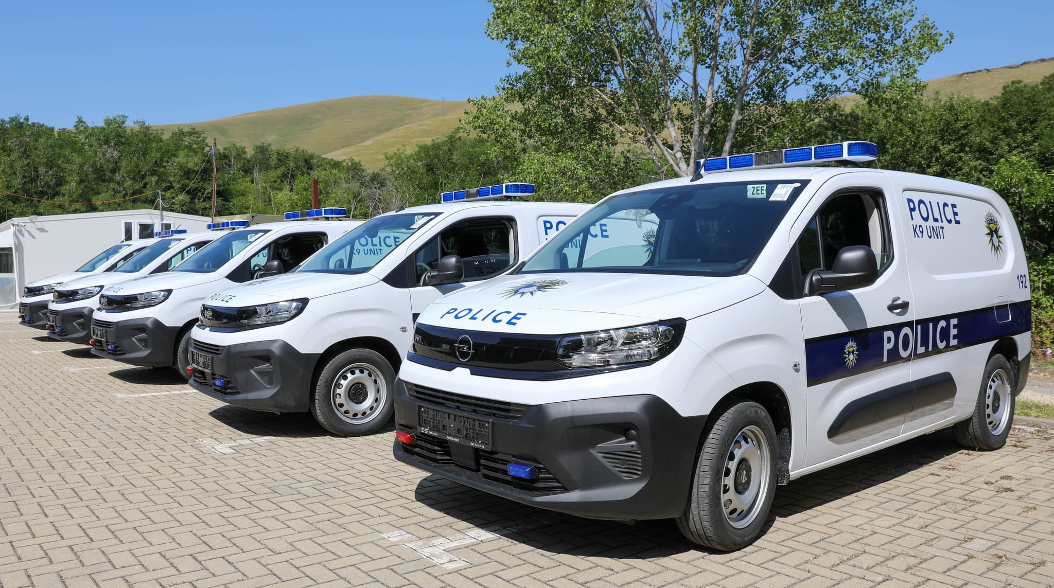 Pesë automjete speciale dhe një qen Malinois, Policia pranon donacion nga ambasada franceze