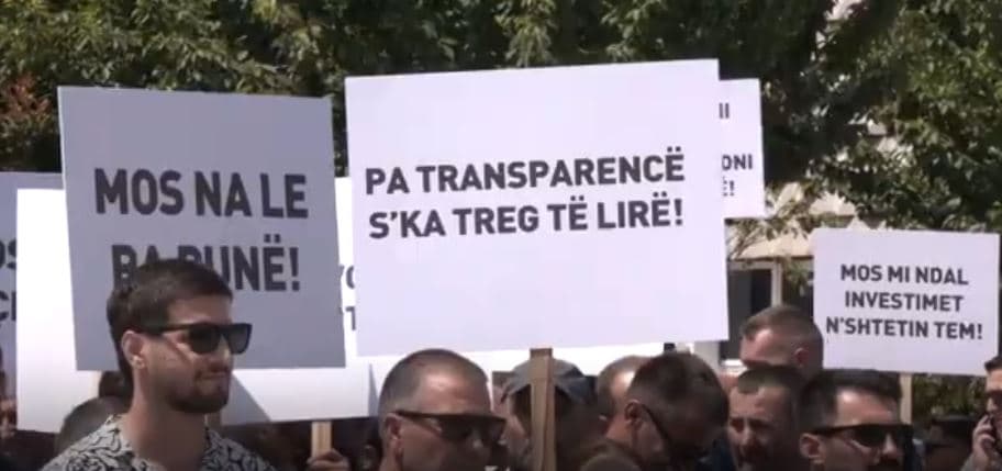 Protesta e bizneseve: “Albin hajni”...“Dubrava 12 kate” (VIDEO)