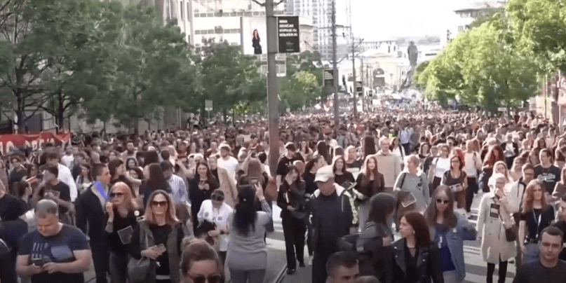 Tubimet në Serbi: Bllokohen 30 qytete, rrihen protestuesit (VIDEO)