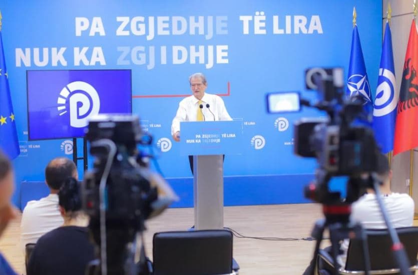 Berisha: Kutitë e votimit u mbushën jashtë dhe u zëvendësuan në qendrat zgjedhore