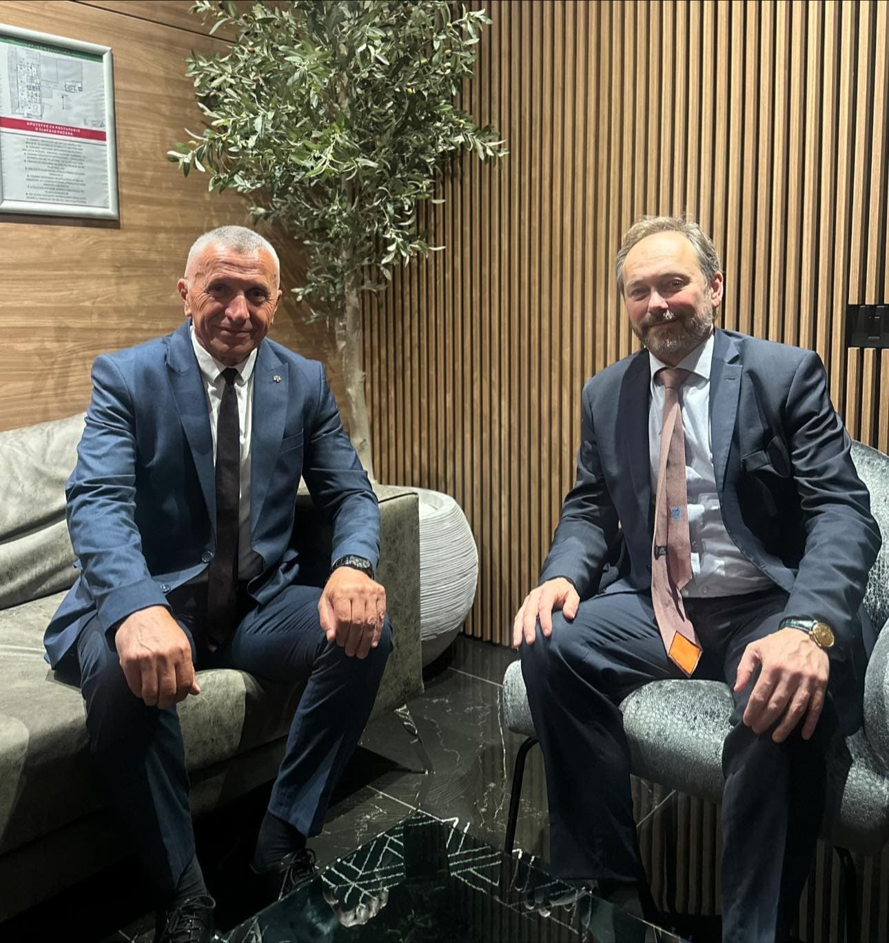 Kamberi takon ambasadorin e BE-së në Beograd, i tregon për pengesat që shqiptarët i kanë atje