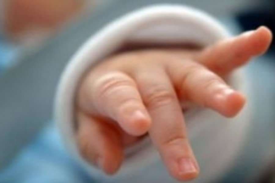 Vdes foshnja që dyshohet se lindi në një automjet përgjatë rrugës për në spitalin e Pejës