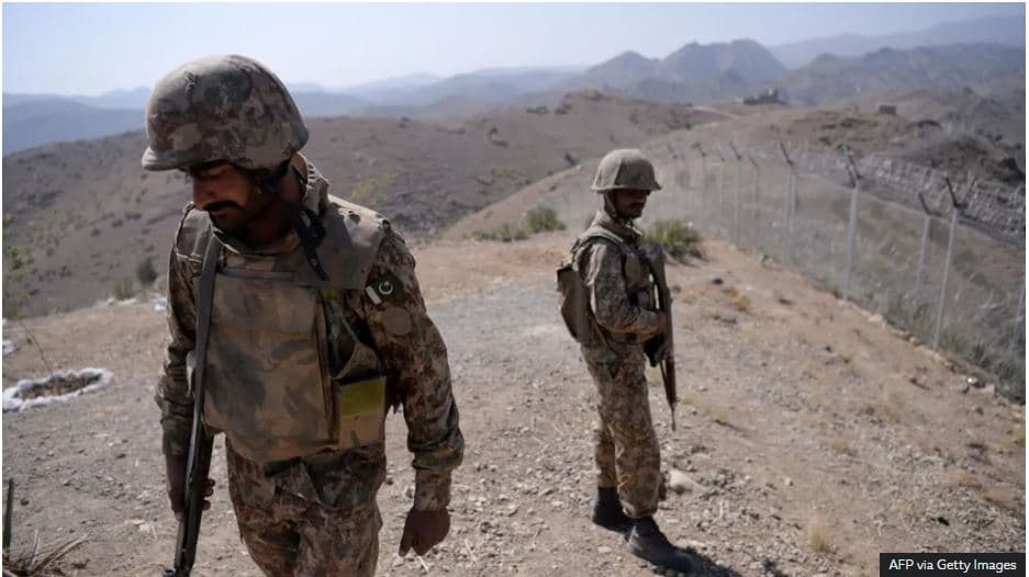 Sulmi me bombë në një makinë në Pakistan vret të paktën 13 ushtarë, akuzohet India