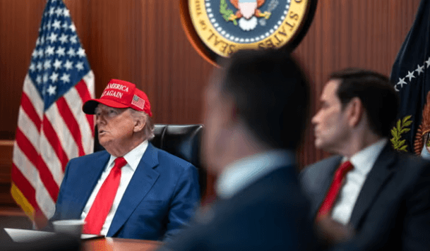 Sulmet iraniane ndaj bazave amerikane, Trump në Dhomën e Situatave