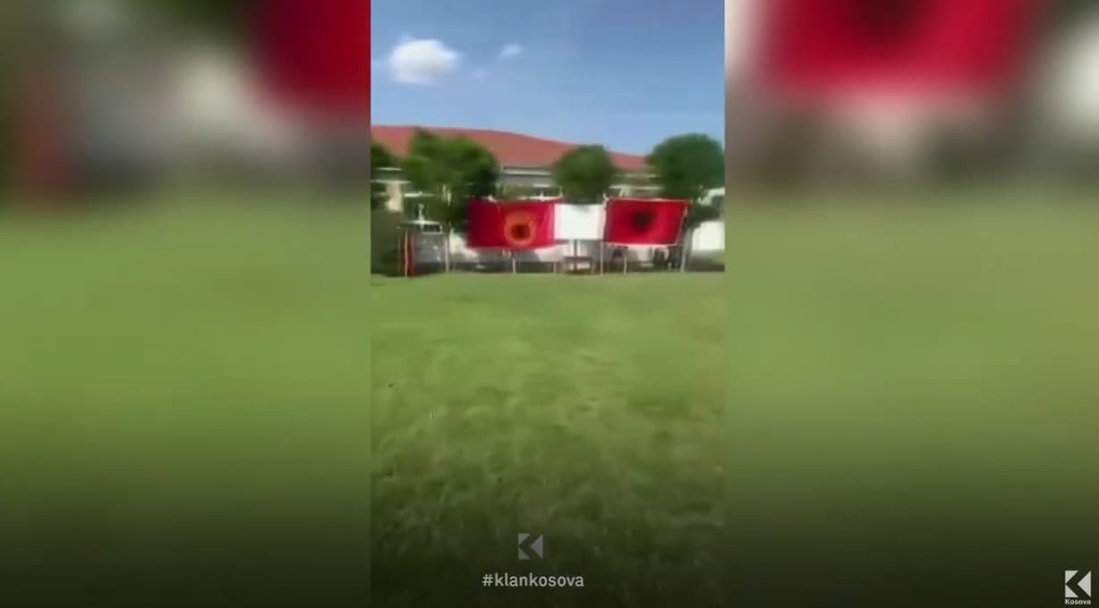 Nën flamujt kuq e zi, qytetarët e Sibocit të Obiliqit organizohen për ndjekjen e lojës Shqipëri-Serbi (VIDEO)