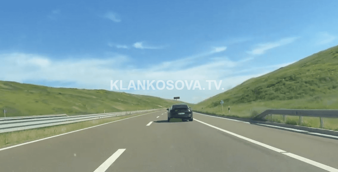 Shoferi fluturon me Porsche në autostradën "Arbën Xhaferri" (VIDEO)