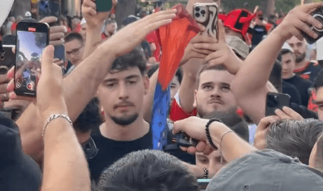 Digjet flamuri serb në Tiranë