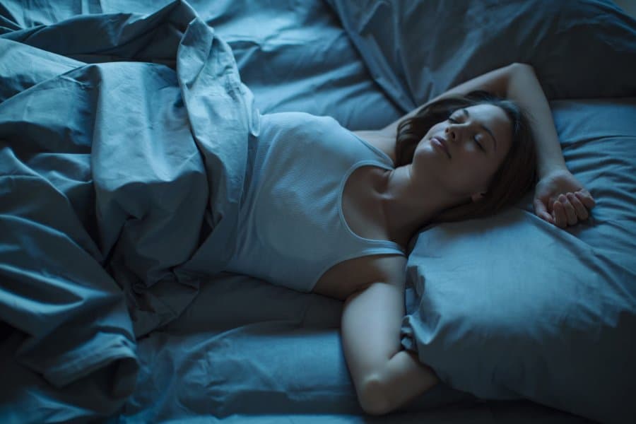 Gjumi ndihmon në rregullimin emocional dhe uljen e stresit