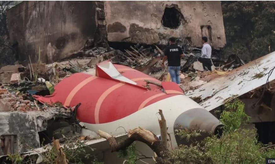Gjendet kutia e zezë në vendin e rrëzimit të aeroplanit në Indi, ndërsa familjet presin përgjigje