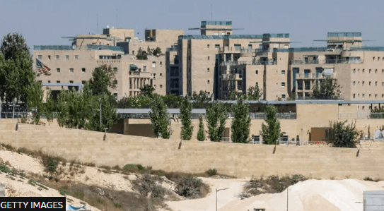 Ambasada e SHBA-së në Jerusalem u kërkon stafit të strehohet, lejon largimin e familjarëve