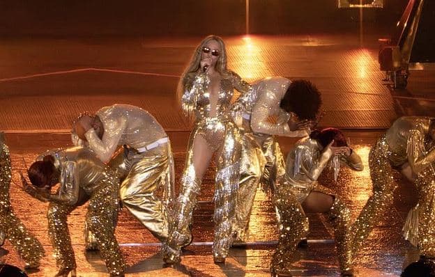 Beyonce përballon me profesionalizëm incidentin në skenë gjatë koncertit në Londër (VIDEO)