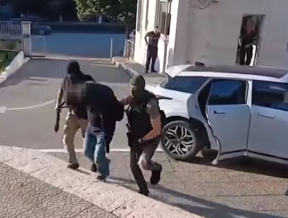 "Pietari" vë në pranga 9 persona për trafik droge, dalin pamjet nga operacioni