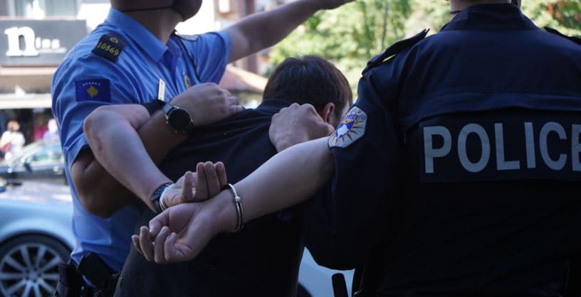 Rrahje me karrige në një restorant në Ferizaj – nxirret arma, 4 të arrestuar