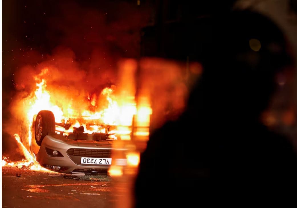 Protestuesit në Irlandë të Veriut sulmojnë policinë dhe djegin shtëpi