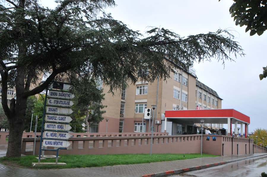 U rrëzua derisa po punonte në shtëpi, vdes në QKUK burri nga Dragashi