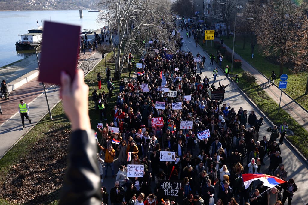 Studentët në Serbi paralajmërojnë mosbindje civile nëse nuk shpallen zgjedhjet
