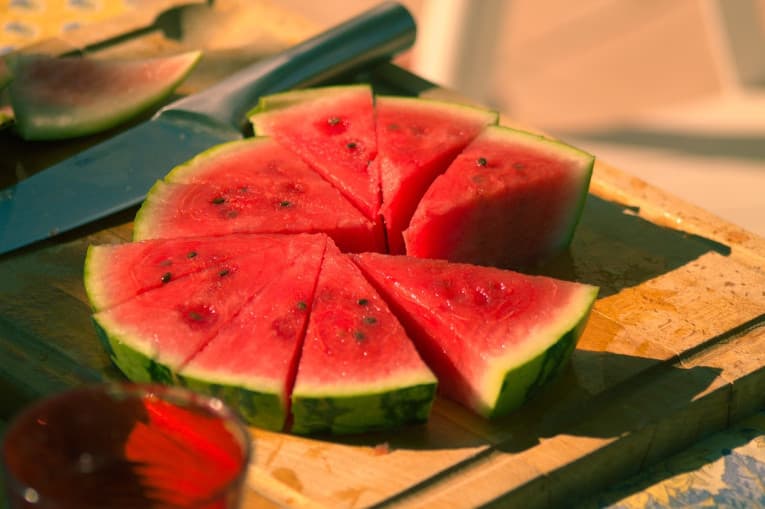 Tre fruta dhe perime që duhet t’i hani këtë verë për të qëndruar të hidratuar