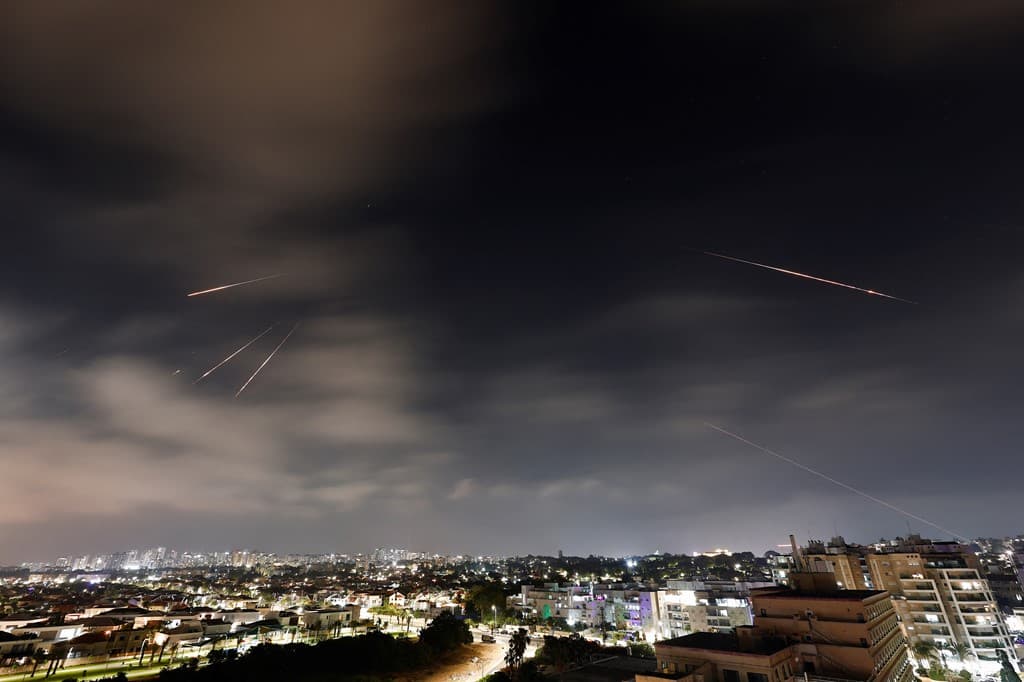 Ushtria izraelite: Më pak se 100 raketa u lëshuan nga Irani