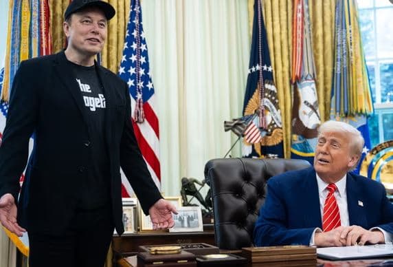 Musk ishte veshur tërësisht me të zeza me bluzën “The Dogefather”, kur u përshëndet me Trump