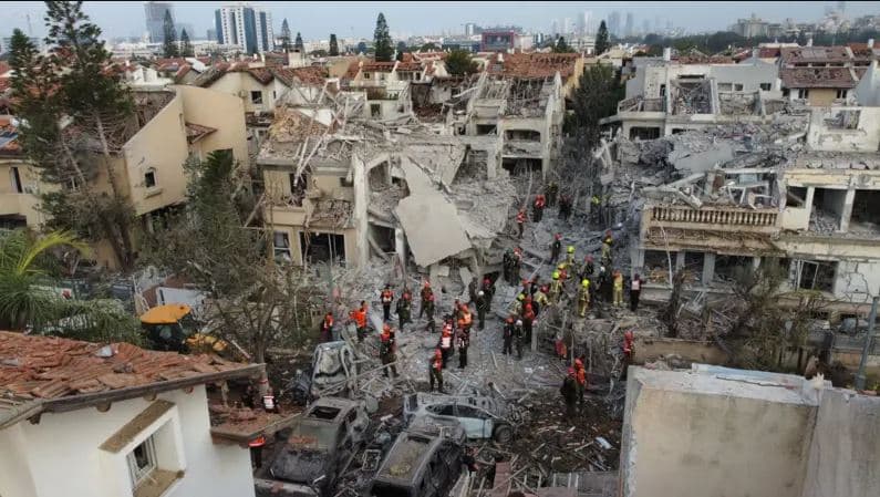 Pasojat e sulmeve hakmarrëse me raketa të Iranit në Tel Aviv (FOTO)