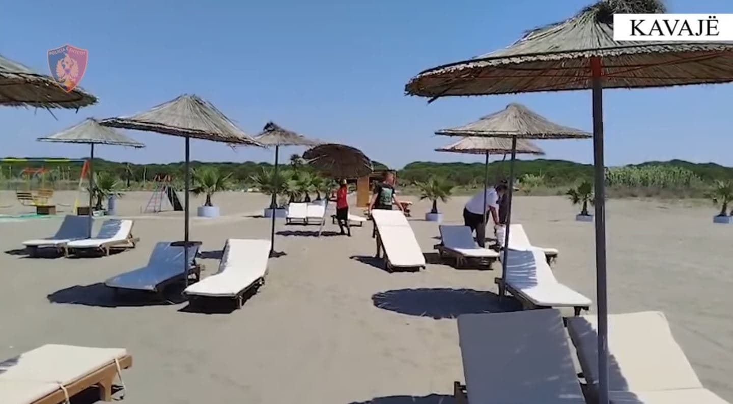 Policia me kontrolle në bregdetin e Kavajës, sekuestrohen mbi 69 komplete me çadra dhe shezlongë